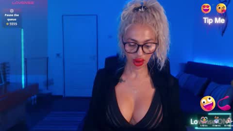 Snapshot of preggyhotmommy chatting on 09.18.25 Victoria online show from 09.18.25