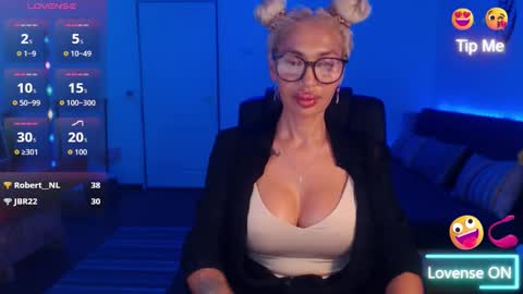 Snapshot of preggyhotmommy chatting on 09.19.25 Victoria online show from 09.19.25