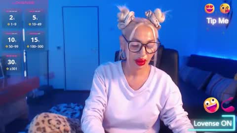 Snapshot of preggyhotmommy chatting on 10.05.25 Victoria online show from 10.05.25