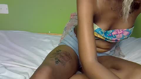 Snapshot of pretty_g2 chatting on 10.15.25 pretty_g2 online show from 10.15.25