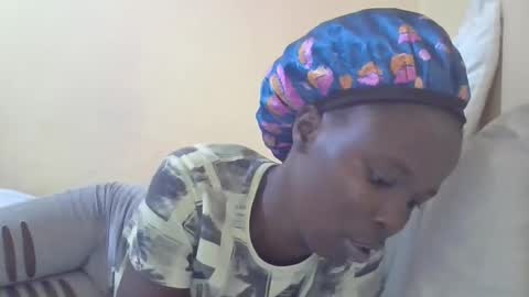 Snapshot of pretty_petite_ebony chatting on 01.16.25 pretty_petite_ebony online show from 01.16.25