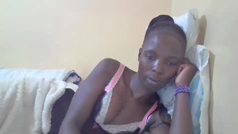 Snapshot of pretty_petite_ebony chatting on 01.22.25 pretty_petite_ebony online show from 01.22.25