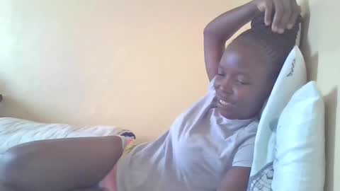 Snapshot of pretty_petite_ebony chatting on 01.22.25 pretty_petite_ebony online show from 01.22.25