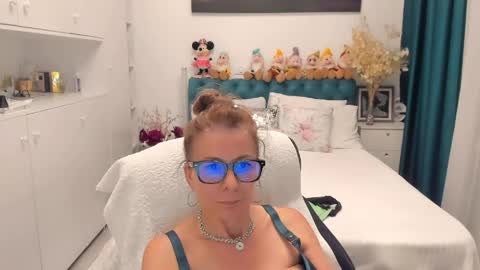Snapshot of prettyblackeyes chatting on 06.09.26 wilma online show from 06.09.26