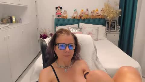 Snapshot of prettyblackeyes chatting on 06.11.26 wilma online show from 06.11.26