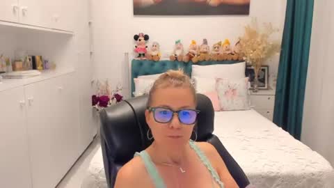 Snapshot of prettyblackeyes chatting on 06.23.26 wilma online show from 06.23.26