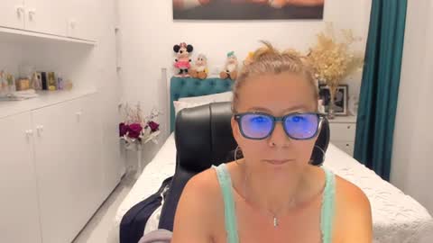 Snapshot of prettyblackeyes chatting on 06.24.26 wilma online show from 06.24.26