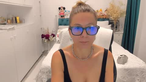 Snapshot of prettyblackeyes chatting on 07.15.26 wilma online show from 07.15.26