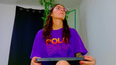 Snapshot of prettybunnies08 chatting on 11.24.25 Enzo Denis online show from 11.24.25