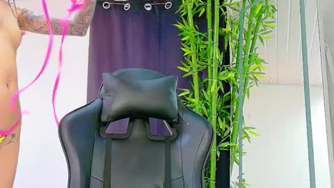 Snapshot of prettybunnies08 chatting on 11.28.25 Enzo Denis online show from 11.28.25