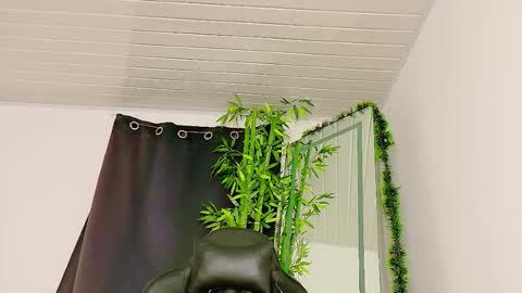 Snapshot of prettybunnies08 chatting on 12.13.25 Enzo Denis online show from 12.13.25