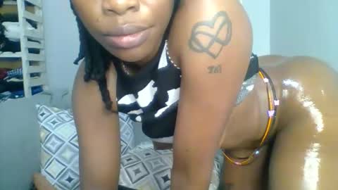 Snapshot of prettyela chatting on 11.25.25 PrettyEla online show from 11.25.25