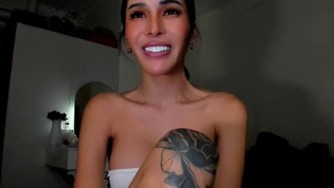 Snapshot of prettylittlesuckerr chatting on 11.24.25 Jovill Mays online show from 11.24.25