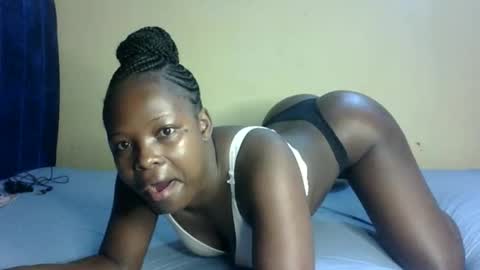 Snapshot of prettymelly_ chatting on 10.07.25 Melly online show from 10.07.25