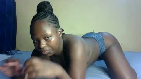 Snapshot of prettymelly_ chatting on 10.08.25 Melly online show from 10.08.25