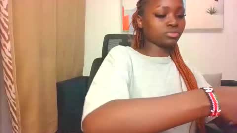 Snapshot of princess_bee1 chatting on 11.07.25 princess online show from 11.07.25