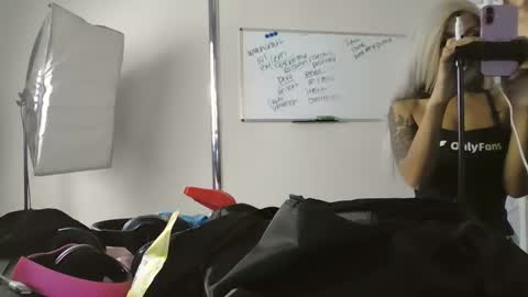 Snapshot of princesskimami chatting on 10.13.25 princesskimami online show from 10.13.25