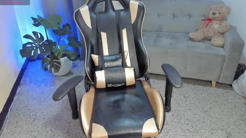 Snapshot of prvncessa_10 chatting on 01.22.25 INDEPENDENT MODEL online show from 01.22.25