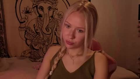 Snapshot of pureeangel chatting on 05.18.26 Megan online show from 05.18.26