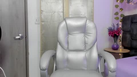 Snapshot of purplestar_ chatting on 01.19.25 Sara online show from 01.19.25