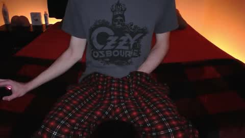 Snapshot of pussylover2182 chatting on 12.22.25 pussylover2182 online show from 12.22.25