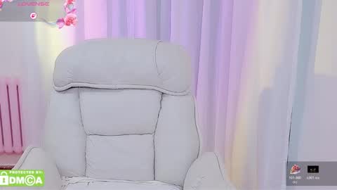 Snapshot of qiqi_mimi9900 chatting on 10.30.25 Mimi online show from 10.30.25