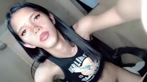 Snapshot of qn_jeshelle chatting on 11.17.25 SimplePetite Astrid28 online show from 11.17.25