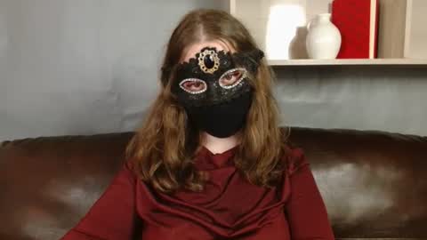 Snapshot of queen_nora chatting on 06.20.26 Nora online show from 06.20.26