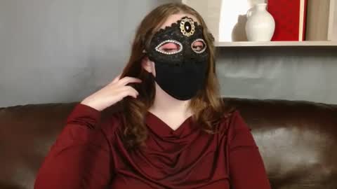 Snapshot of queen_nora chatting on 06.21.26 Nora online show from 06.21.26