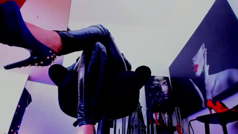 Snapshot of queencatsnow chatting on 01.14.26 Misscatsnow online show from 01.14.26