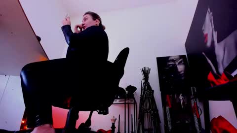 Snapshot of queencatsnow chatting on 01.15.26 Misscatsnow online show from 01.15.26