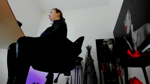 Snapshot of queencatsnow chatting on 01.17.26 Misscatsnow online show from 01.17.26