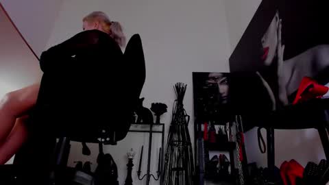 Snapshot of queencatsnow chatting on 02.04.26 Misscatsnow online show from 02.04.26