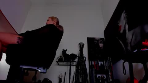 Snapshot of queencatsnow chatting on 02.26.26 Misscatsnow online show from 02.26.26