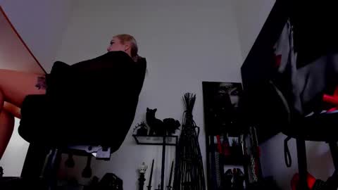 Snapshot of queencatsnow chatting on 02.28.26 Misscatsnow online show from 02.28.26