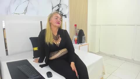 Snapshot of queenstarhyl chatting on 02.18.26 queenstarhyl online show from 02.18.26