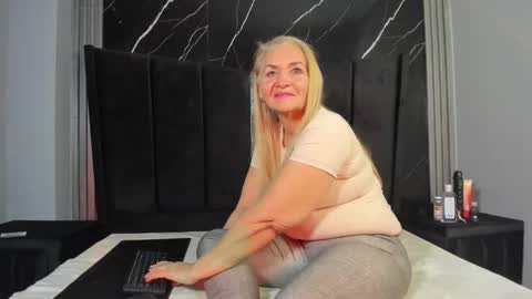 Snapshot of queenstarhyl chatting on 03.04.26 queenstarhyl online show from 03.04.26