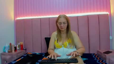 Snapshot of queenstarhyl chatting on 06.20.26 queenstarhyl online show from 06.20.26