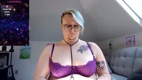 Snapshot of queerlyjaz chatting on 04.25.26 queerlyjaz online show from 04.25.26