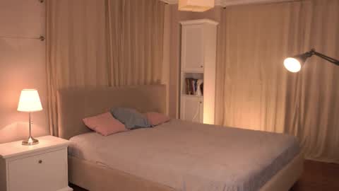 Snapshot of qwelbi chatting on 11.24.25 kiri online show from 11.24.25