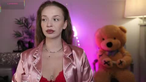 Nova Hollis online show from 04.11.26