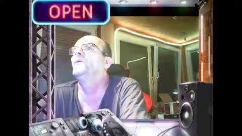 Snapshot of r_2d2_ chatting on 01.18.25 dj mike online show from 01.18.25