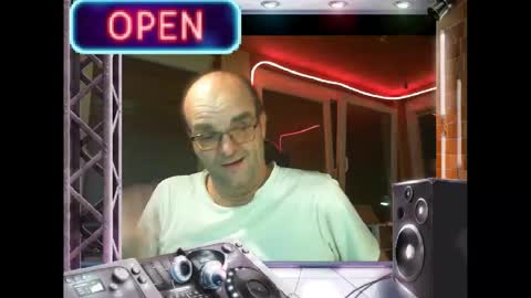 Snapshot of r_2d2_ chatting on 01.23.25 dj mike online show from 01.23.25