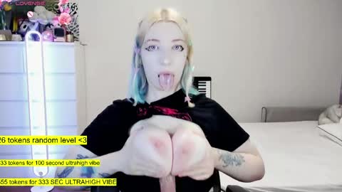 Snapshot of raaaaaaawr chatting on 04.18.26 - online show from 04.18.26