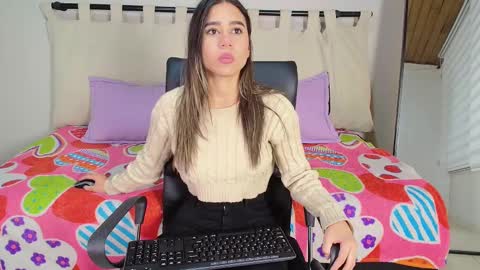 Snapshot of rachell_criss chatting on 02.04.25 Rachell online show from 02.04.25