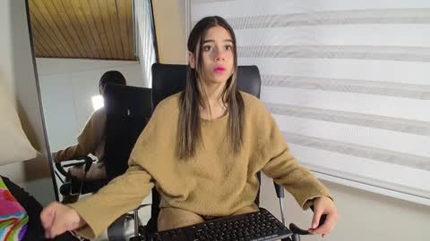 Snapshot of rachell_criss chatting on 02.05.25 Rachell online show from 02.05.25