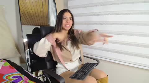 Snapshot of rachell_criss chatting on 02.05.25 Rachell online show from 02.05.25