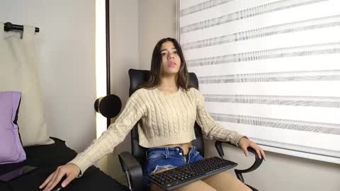 Snapshot of rachell_criss chatting on 02.16.25 Rachell online show from 02.16.25