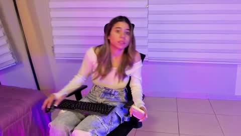 Snapshot of rachell_criss chatting on 10.01.25 Rachell online show from 10.01.25