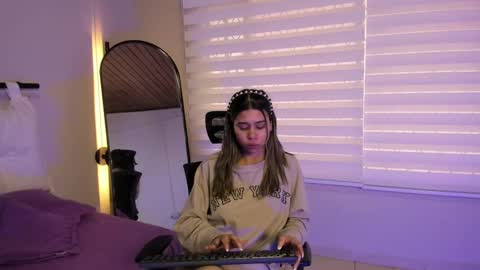 Snapshot of rachell_criss chatting on 10.06.25 Rachell online show from 10.06.25